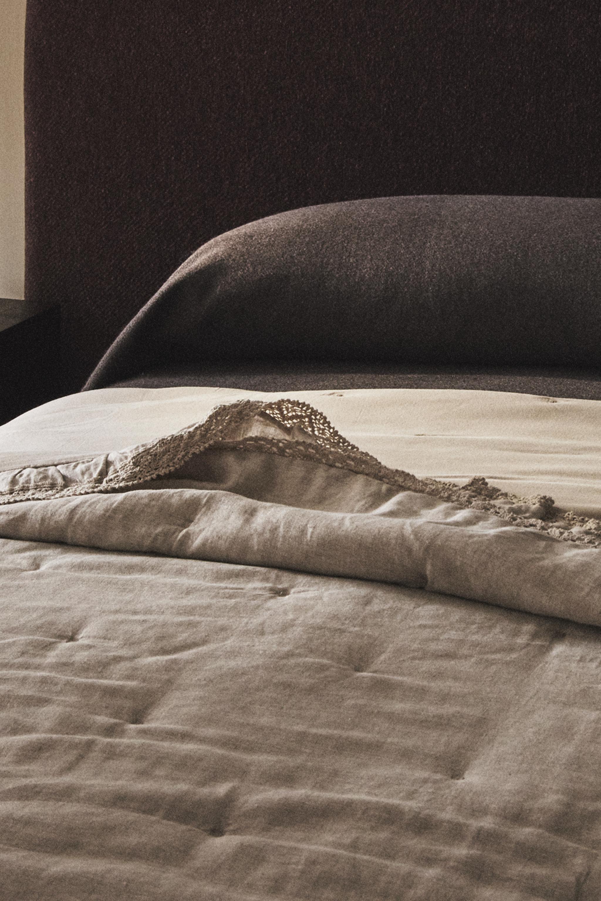 LINEN QUILT WITH A LACE TRIM